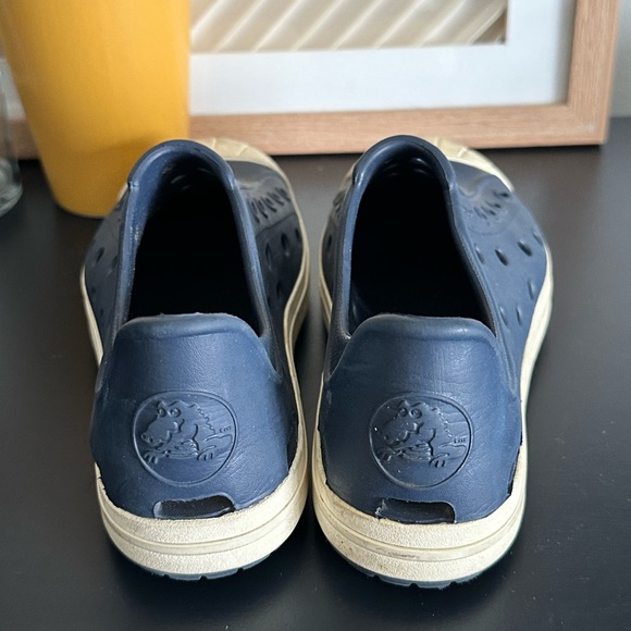 Crocs Big Kids Size 2 - Picture 4 of 4